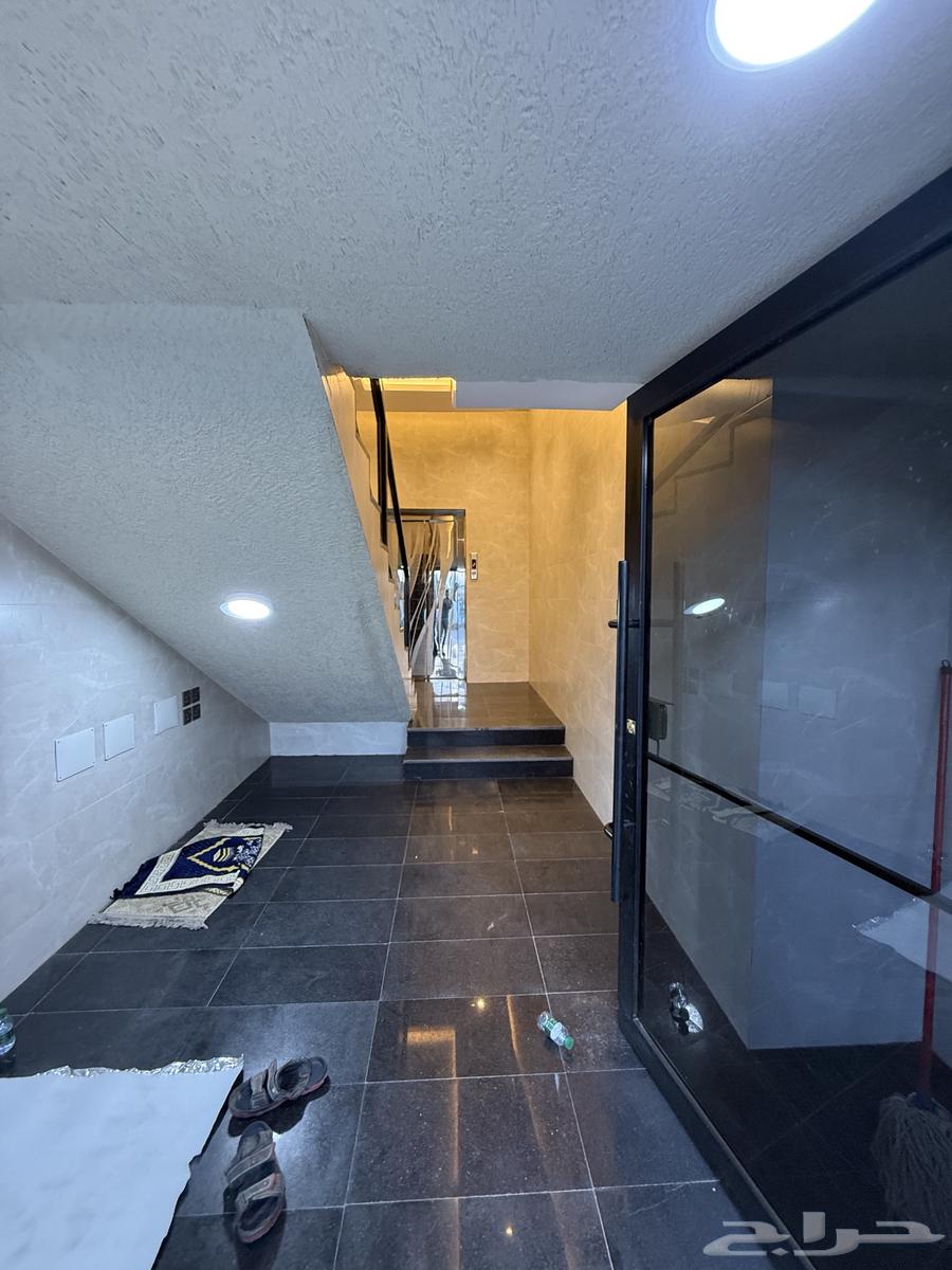 للبيع شقه علويه بمصعد جاهز وسطح خاص ف ابها حي الزهور64493659136130113