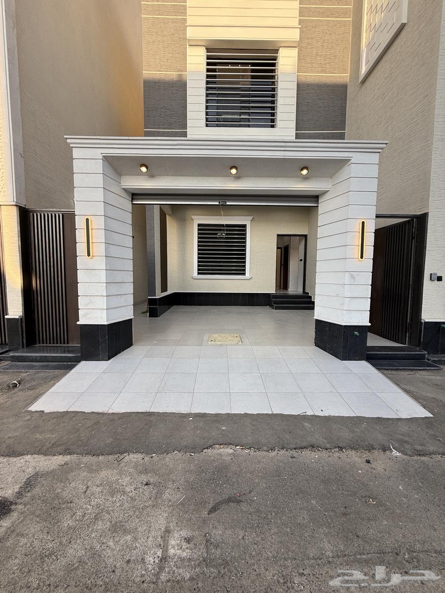 للبيع ارواف علويه بملحق وشقق ارضيه ببايكة سيارة ف حي الراقي64493658269955111