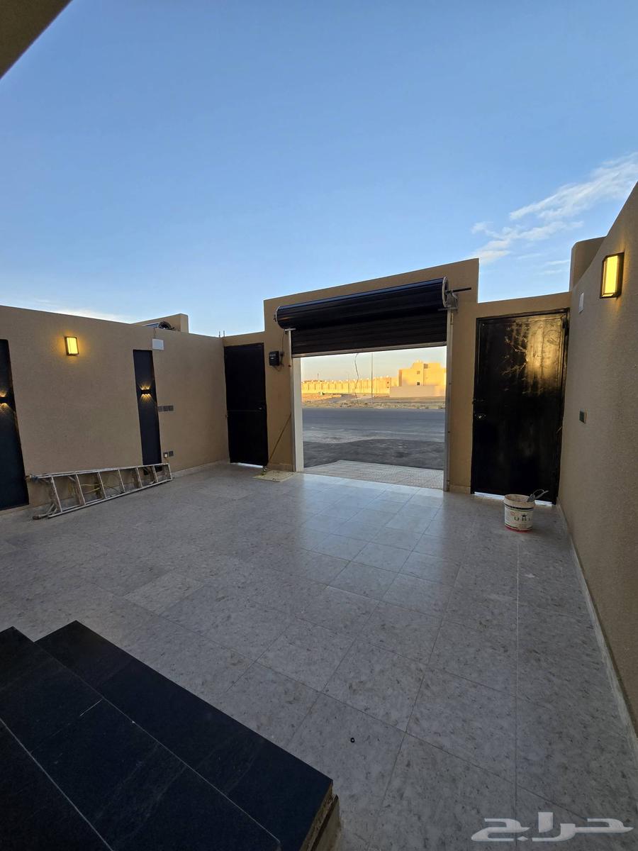 للبيع ارواف علويه وشقق ارضيه بحوش ومدخل سياره شمال الراقى64501522190977113