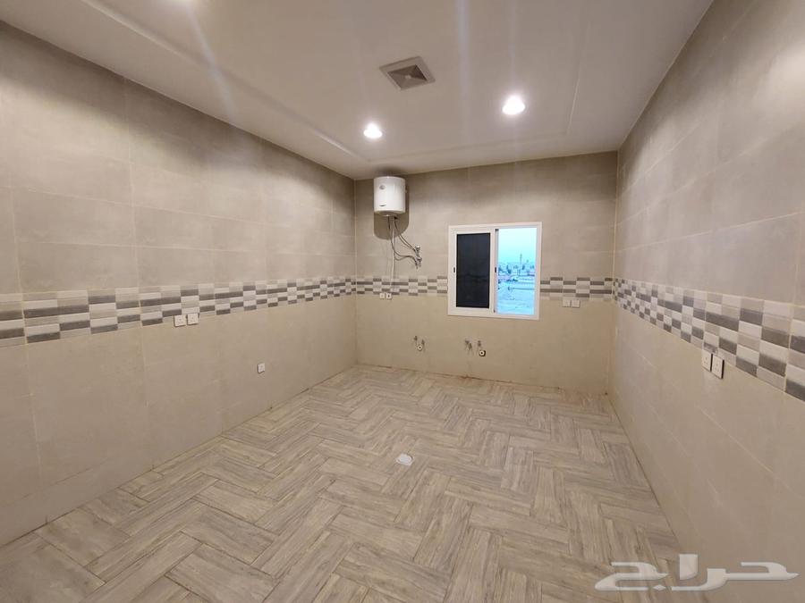 للبيع ملحق حي بدر 91 بالدمام جديده 4 غرف وصاله 2 سطح 550 الف64493659099009114