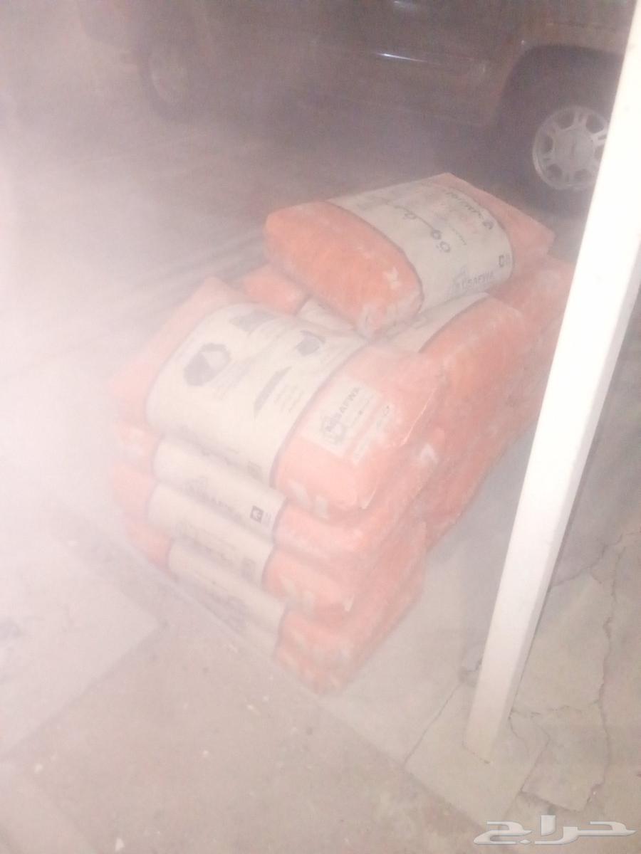 Flatbed truck with bags of cement, small bricks, blocks, frames and illegal transport of debris64506298028419111