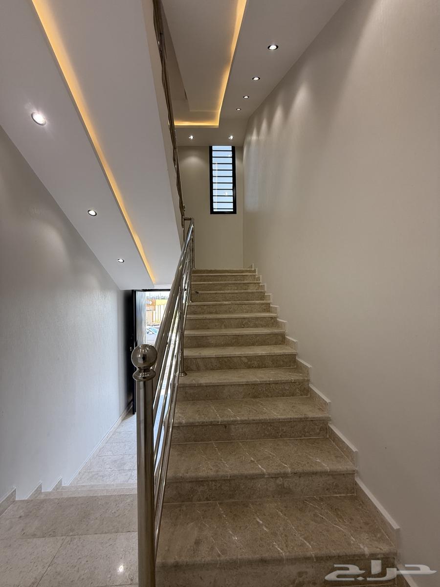 للبيع روف علوي بملحق بمدخل مستقل شمال حي الراقي بالخميس64506246922755114