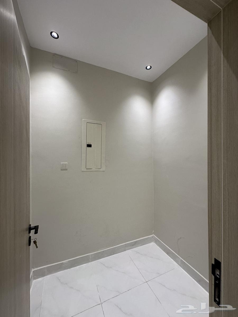 للبيع روف علوى جديد بالقرب من مطار ابها64513493704578114