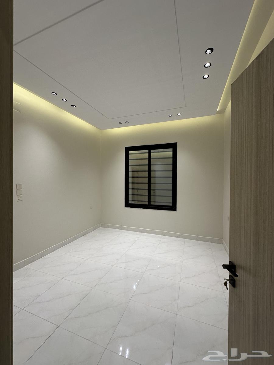 للبيع روف علوى جديد بالقرب من مطار ابها64513493704578112