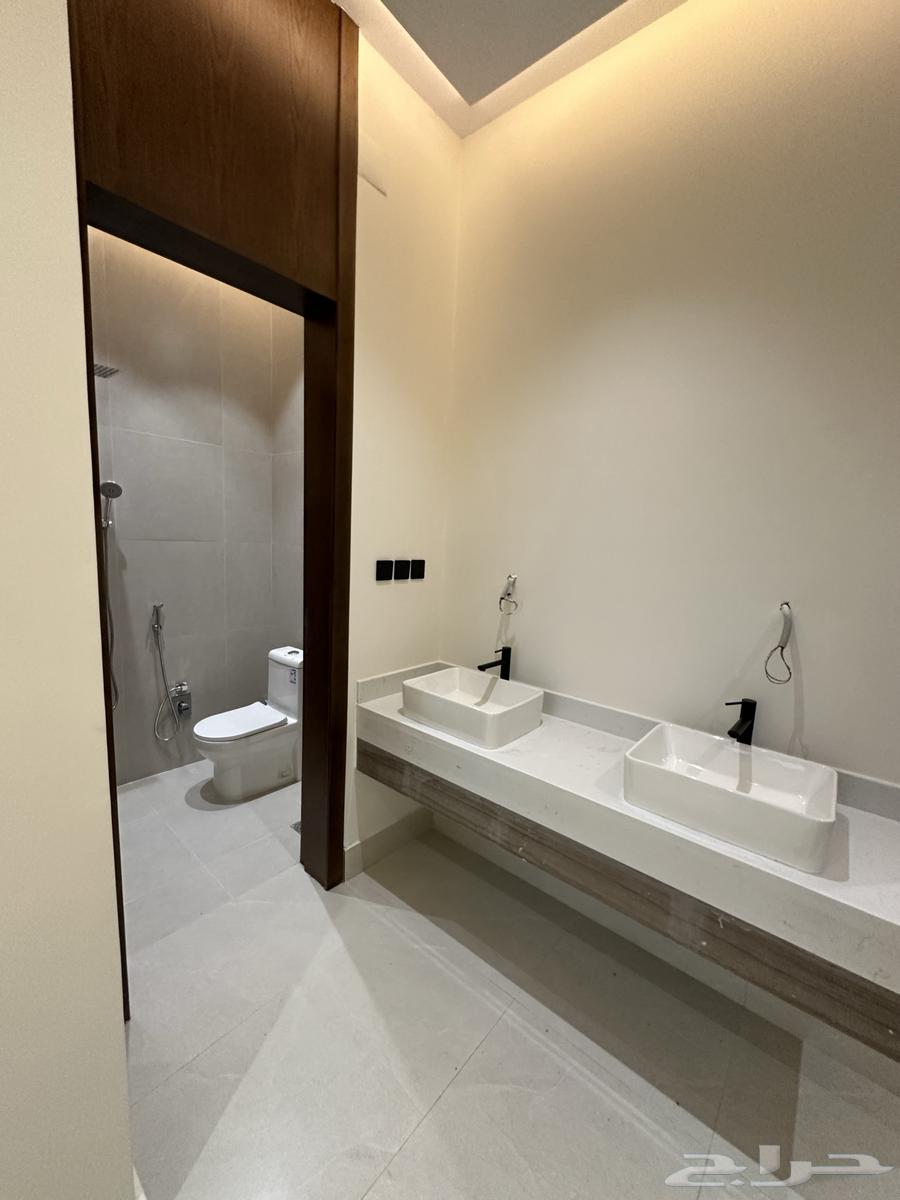 للبيع شقق علوية بملحق وسطح خاص حي حسام64518032498947112