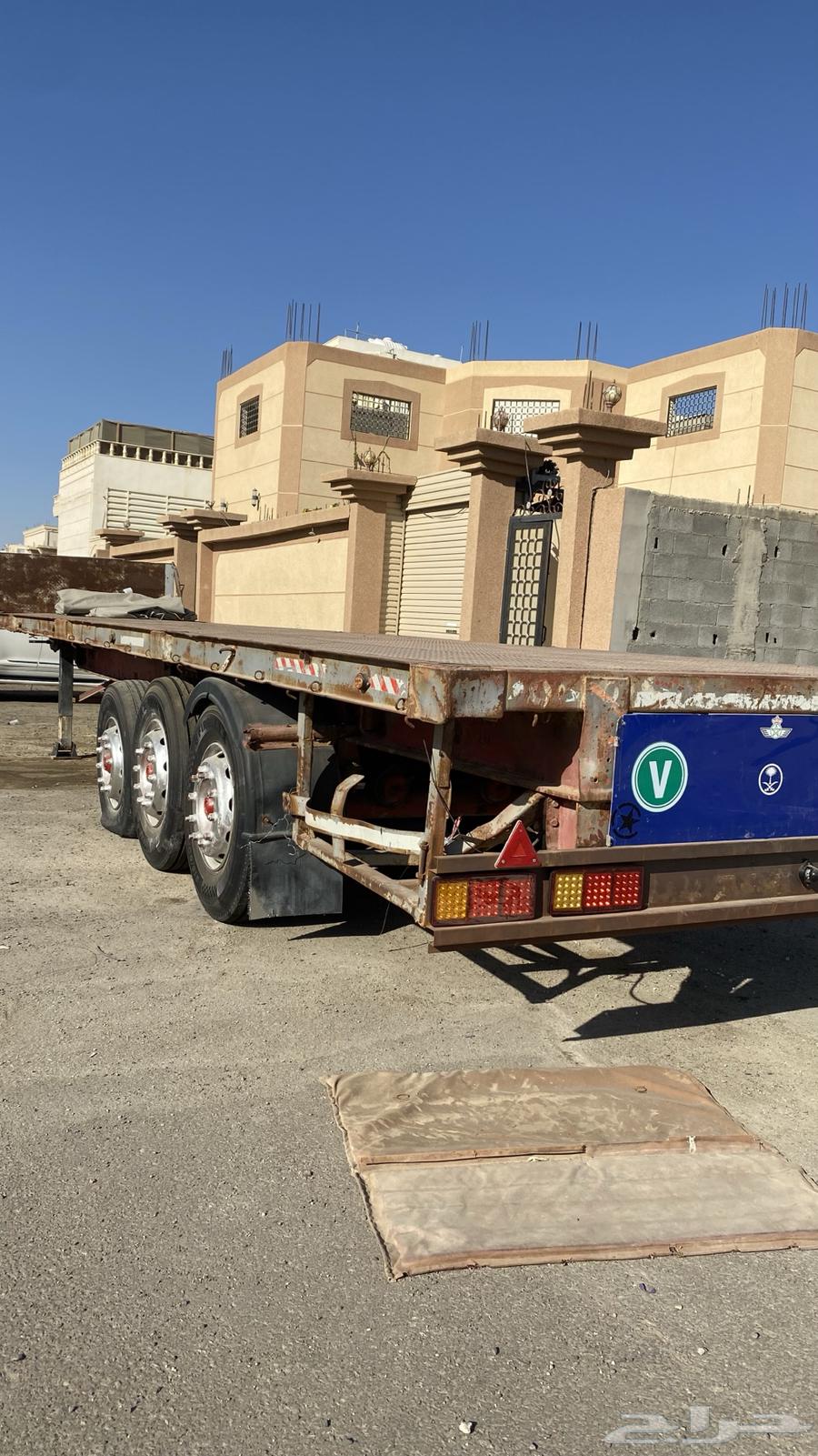 سطحه ساف ثلاث محاور عليها حديد مبزر وكفرات جديده64534504259459114