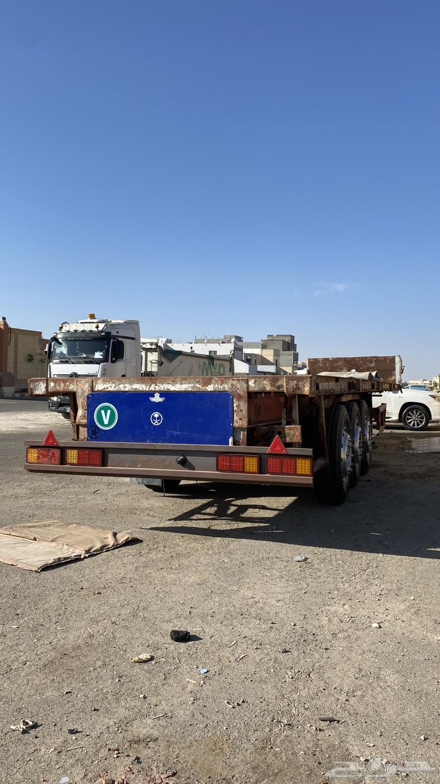 سطحه ساف ثلاث محاور عليها حديد مبزر وكفرات جديده64534504259459110