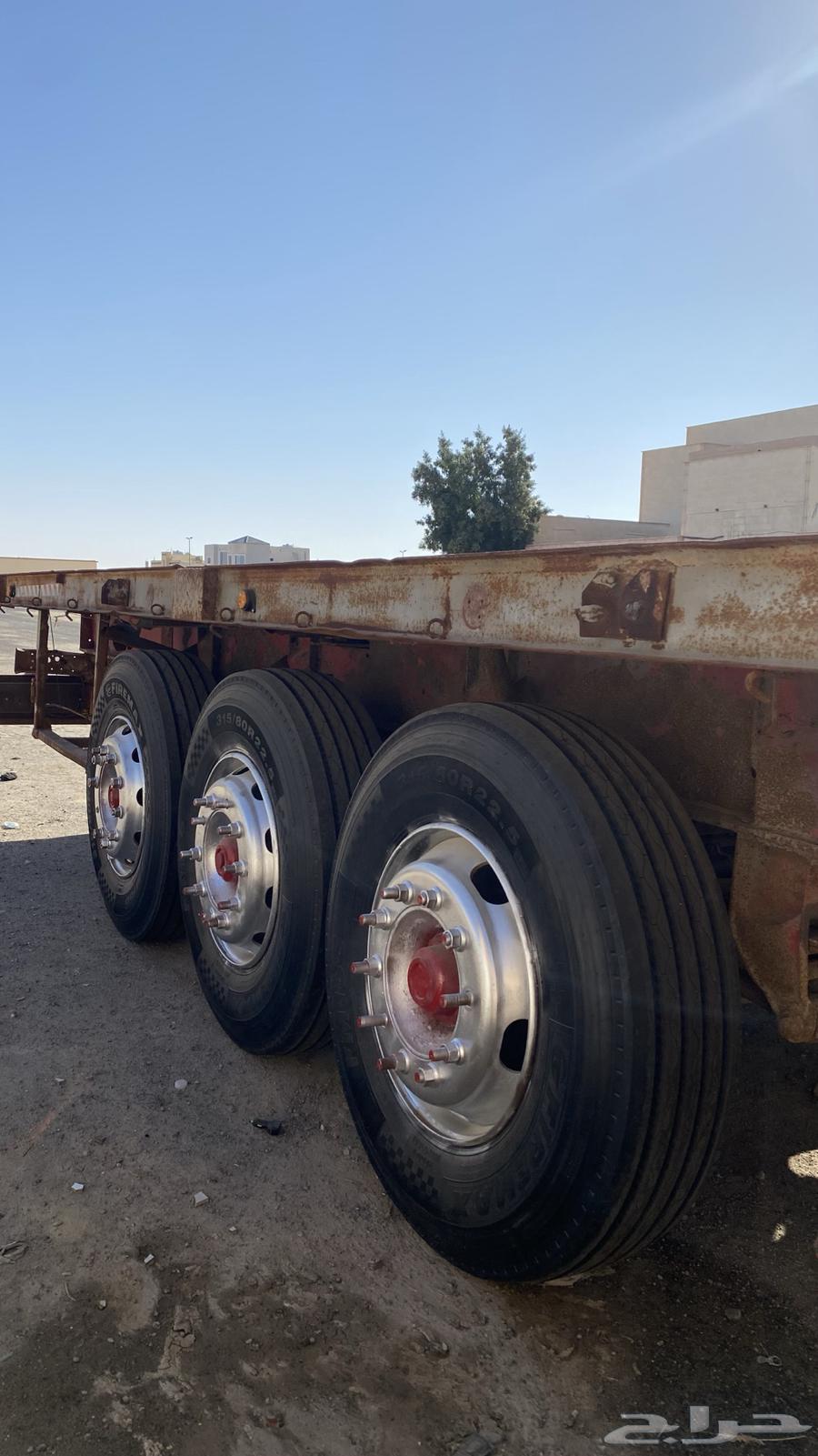 سطحه ساف ثلاث محاور عليها حديد مبزر وكفرات جديده64534504259459111