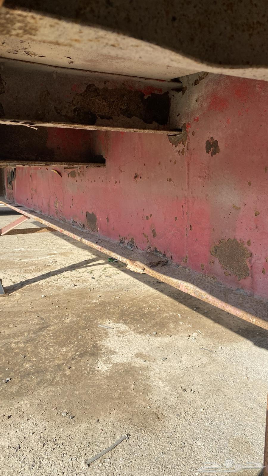 سطحه ساف ثلاث محاور عليها حديد مبزر وكفرات جديده64534504259459113