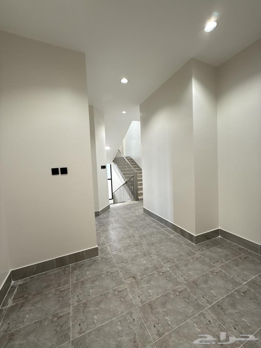 للبيع روف بمساحة كبيرة بجانب مسجد وجميع الخدمات سعر 700الف64525004468355114