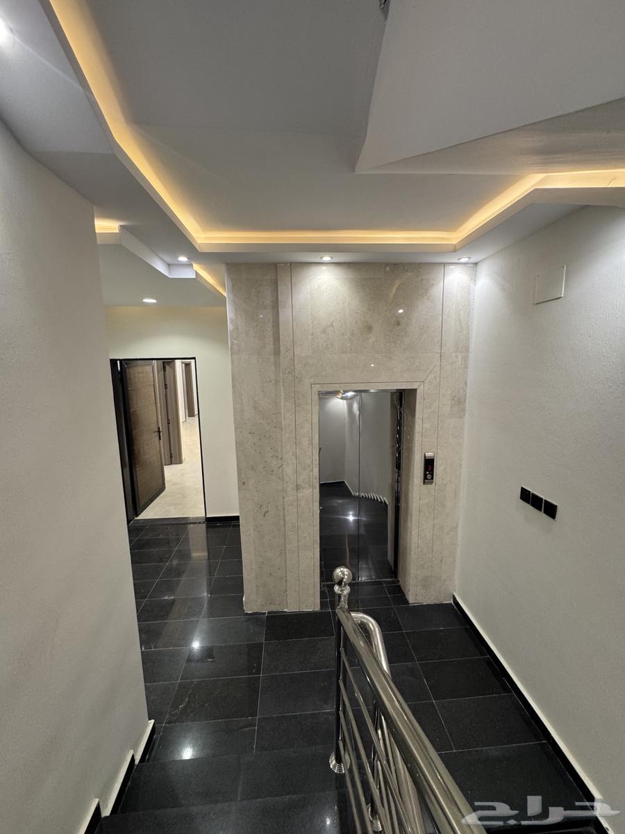 للبيع شقق تمليك علوي مع سطح خاص ومصعد بحي الاسكان شارع 25م64534274907905111