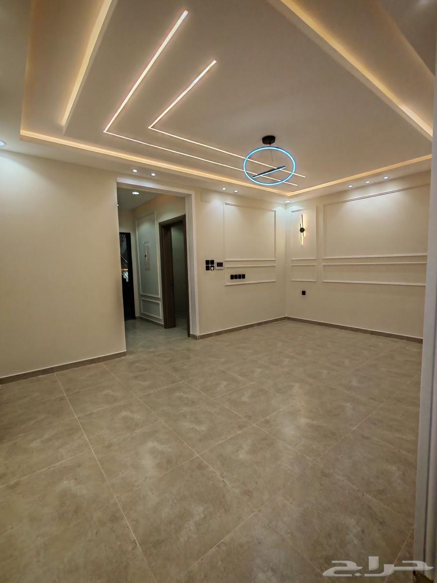 للبيع بحي الإسكان شقق علويه من550 الف تشطيب vip سطح خاص مصعد64525019991683110