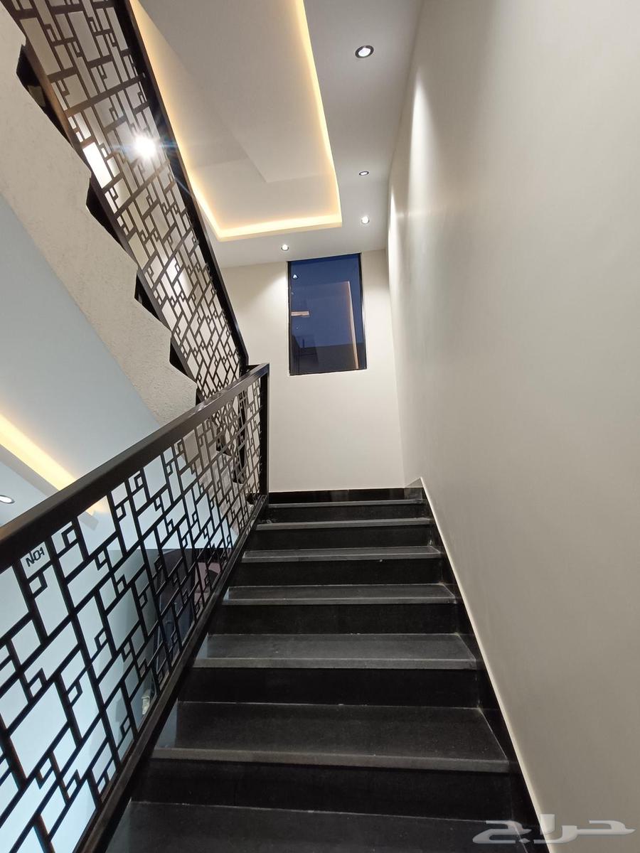 للبيع شقه علويه بسطح خاص ابها المحاله بجوار حديقة المليون64545490014337111