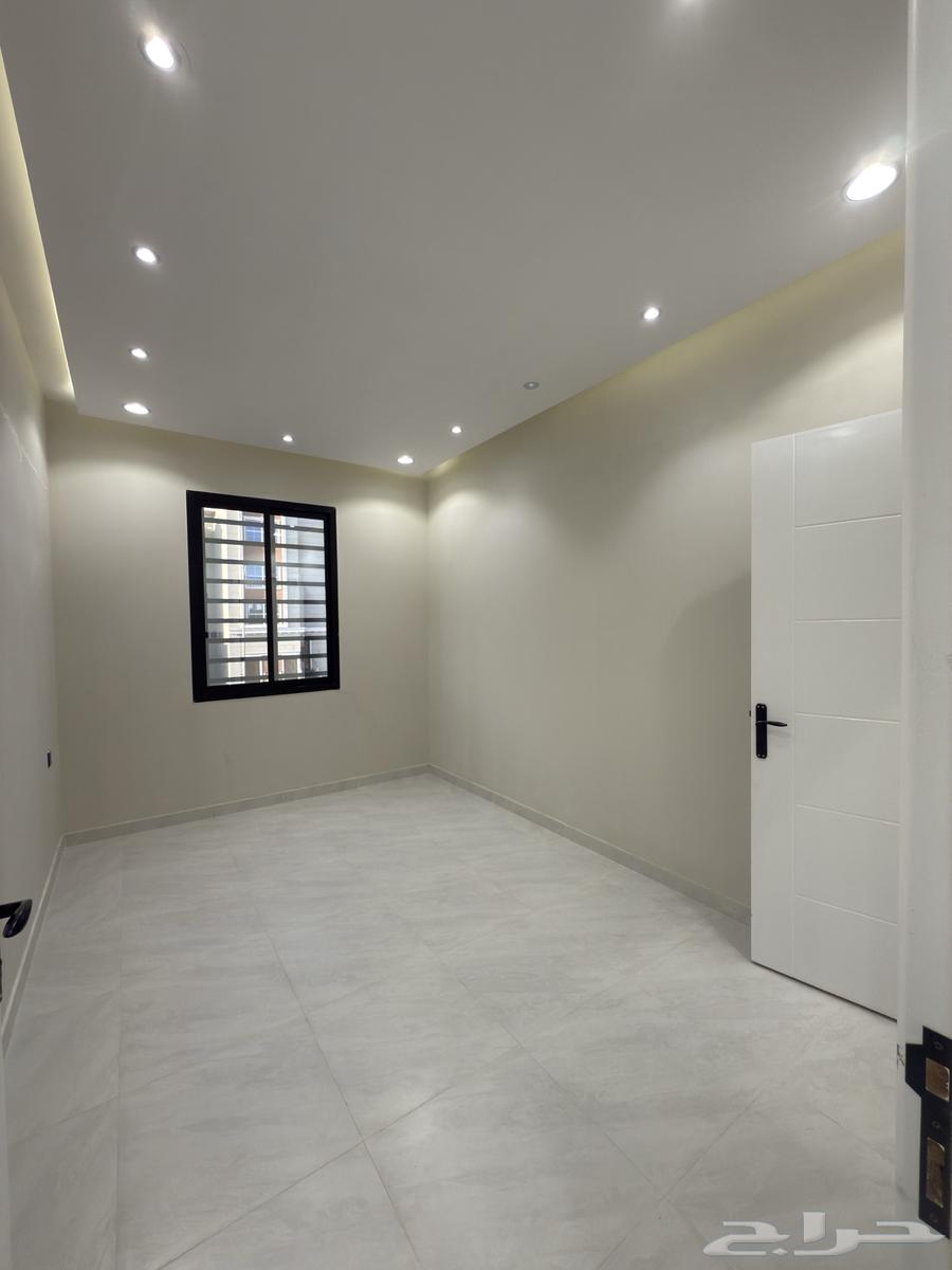 شقه علويه 6 غرف بدرج داخلي للسطح ابها قرب المطار-بسعر540الف64538705138690114