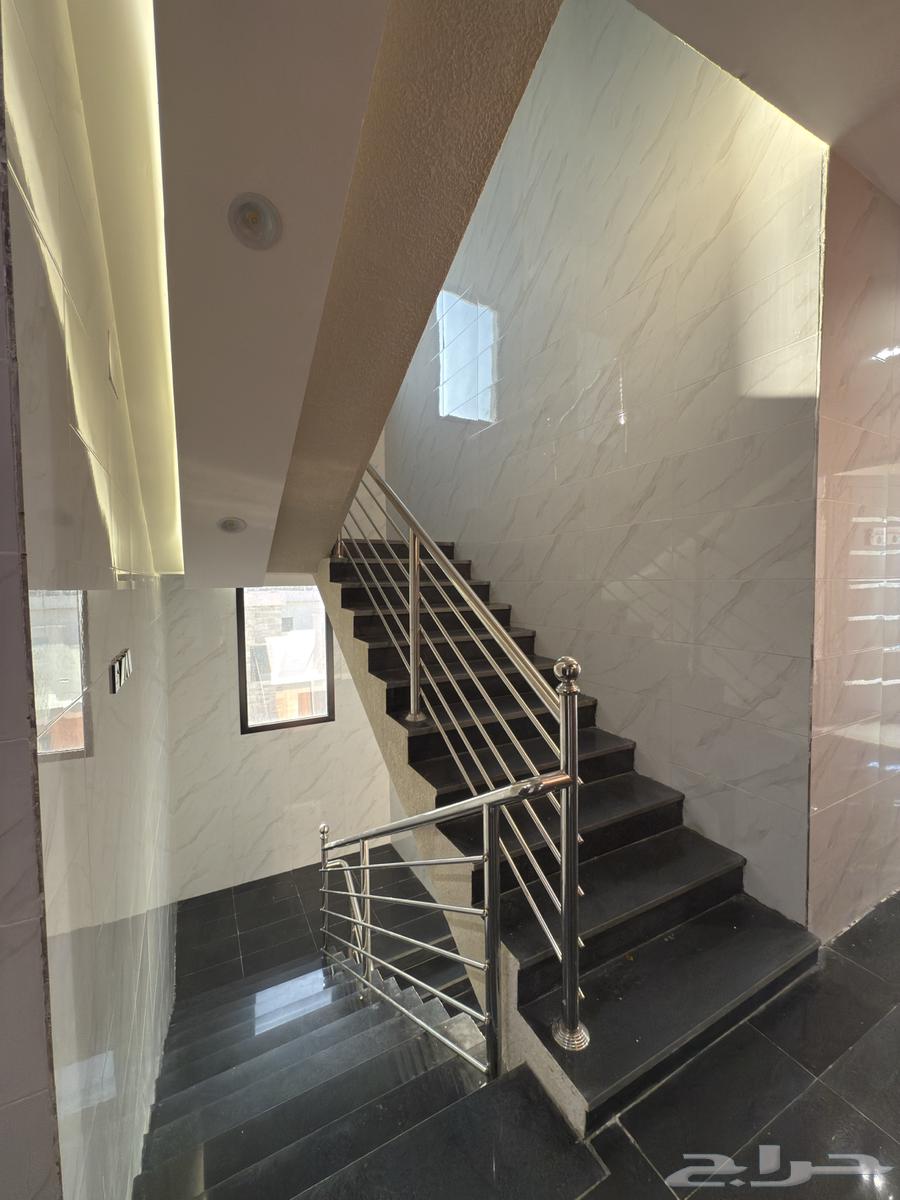 شقه علويه 6 غرف بدرج داخلي للسطح ابها قرب المطار-بسعر540الف64538705138690111