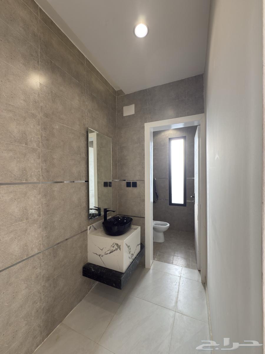 شقه علويه 6 غرف بدرج داخلي للسطح ابها قرب المطار-بسعر540الف64538705138690113