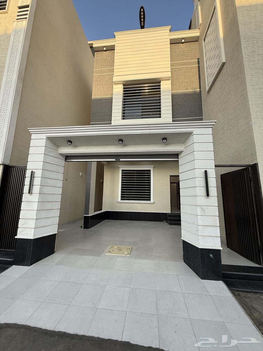 Top floor apartment for sale with internal and external staircase in the upscale neighborhood of Khamis Mushait64538673743233111