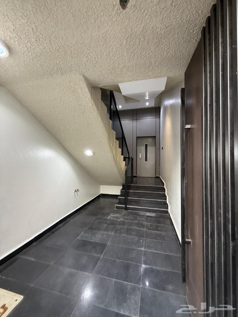 Top floor apartment for sale with internal and external staircase in the upscale neighborhood of Khamis Mushait64538673743233112