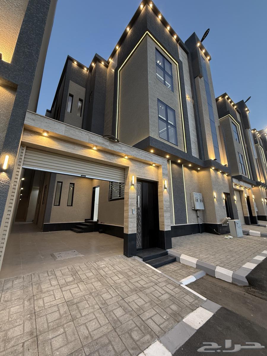 للبيع دور أرضي بحوش وشقق علويه حي الضيافه طريق ابها الخميس64538657913345112