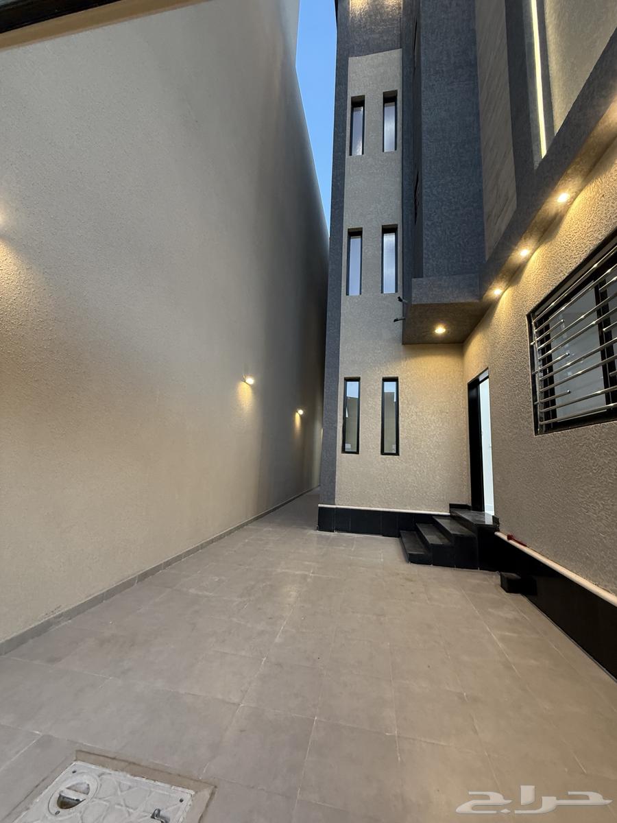 للبيع دور أرضي بحوش وشقق علويه حي الضيافه طريق ابها الخميس64538657913345113