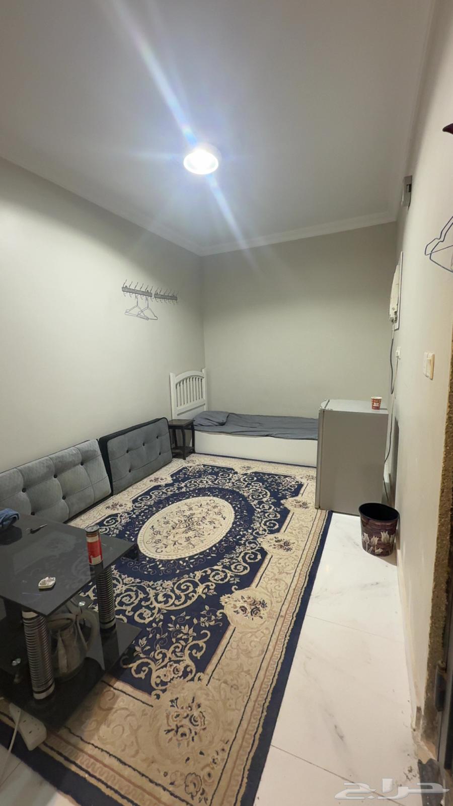 غرفة مفروشه مع دورة مياه64550443361411112