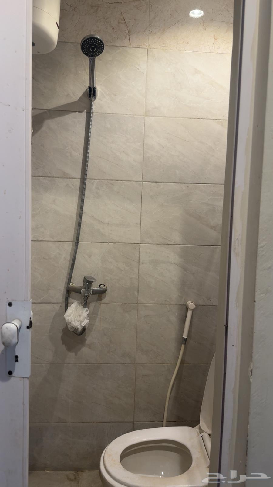 غرفة مفروشه مع دورة مياه64550443361411110