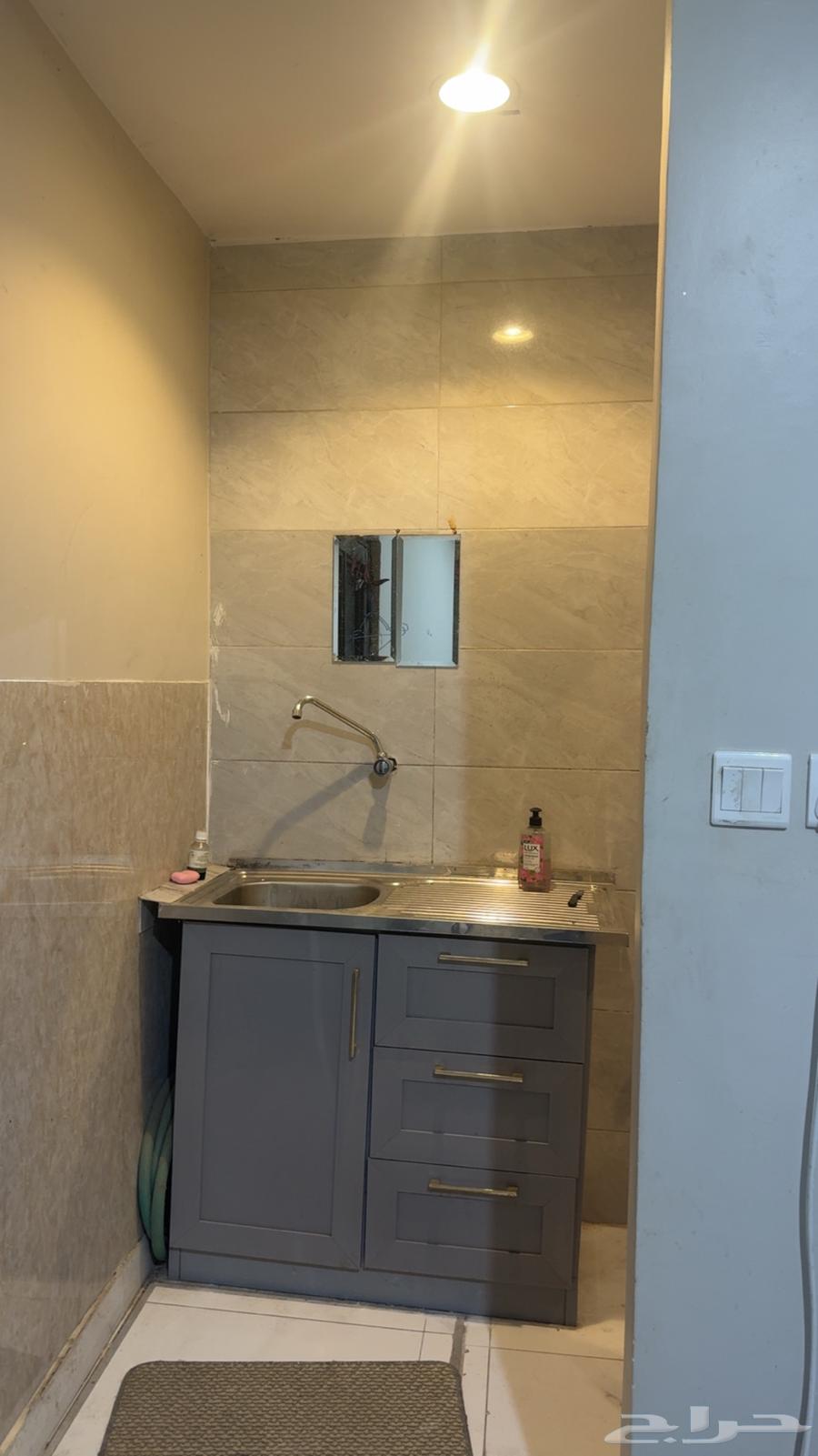 غرفة مفروشه مع دورة مياه64550443361411113