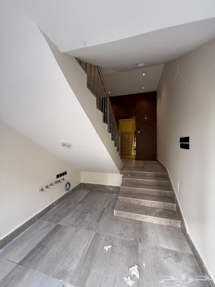 للبيع شقه علويه بمصعد جاهز وسطح خاص ف ابها حي البديع64550410381314113