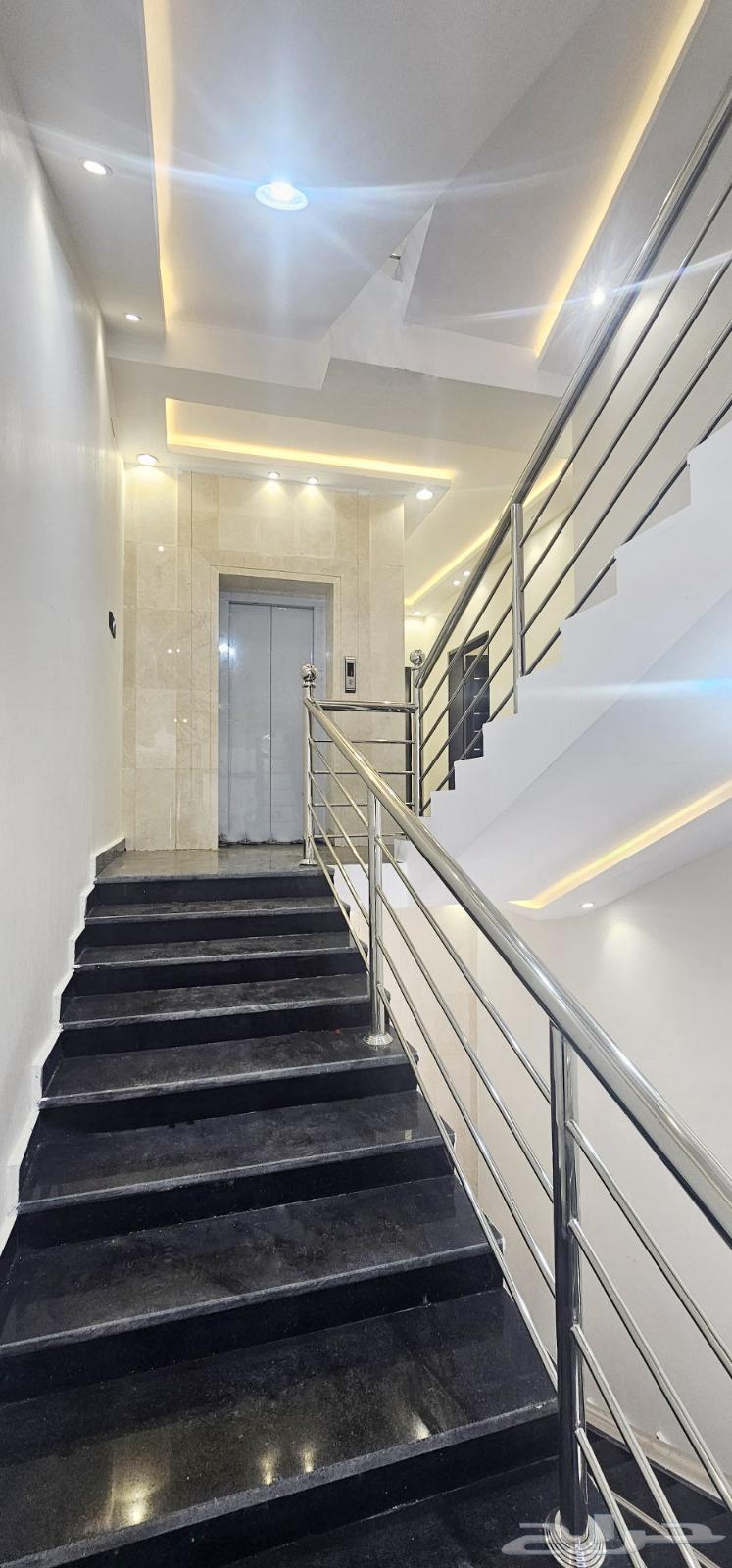 للبيع شقه 6 غرف مع سطح من 500 الف بالمحاله ابها64550410598146114