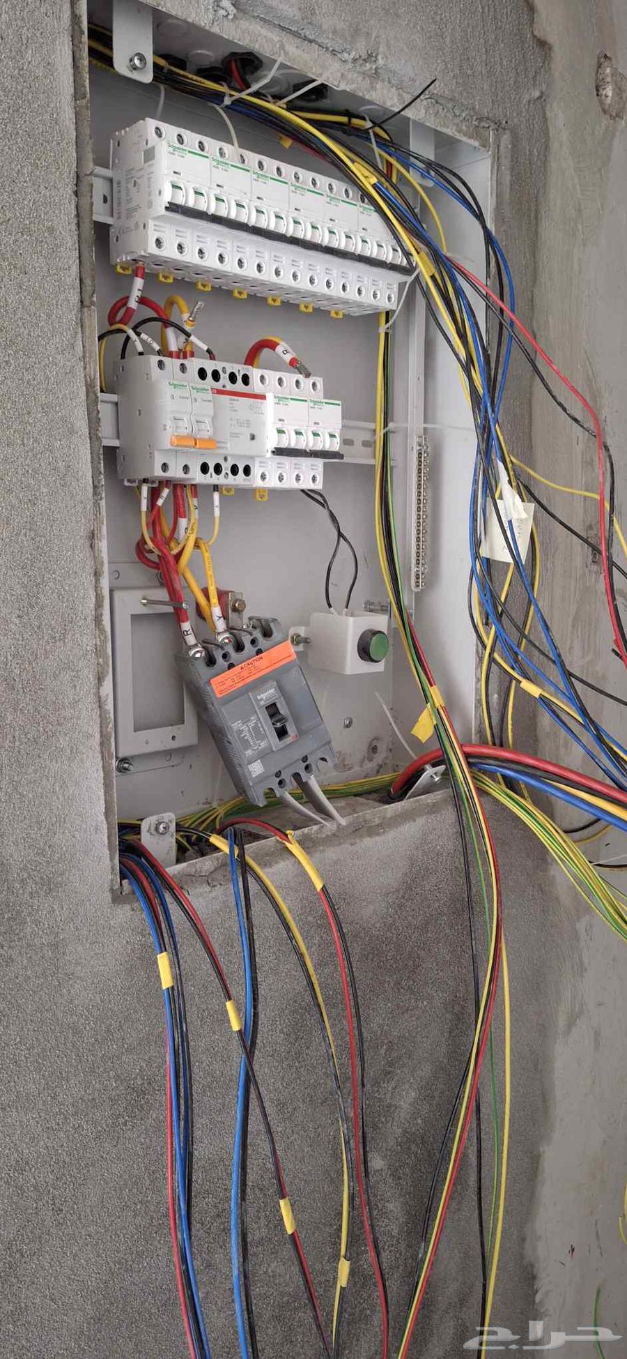 كهربائي فني لجميع انواع اعمال الكهرباء المنزلية تأسيس تشطي64563219788418111