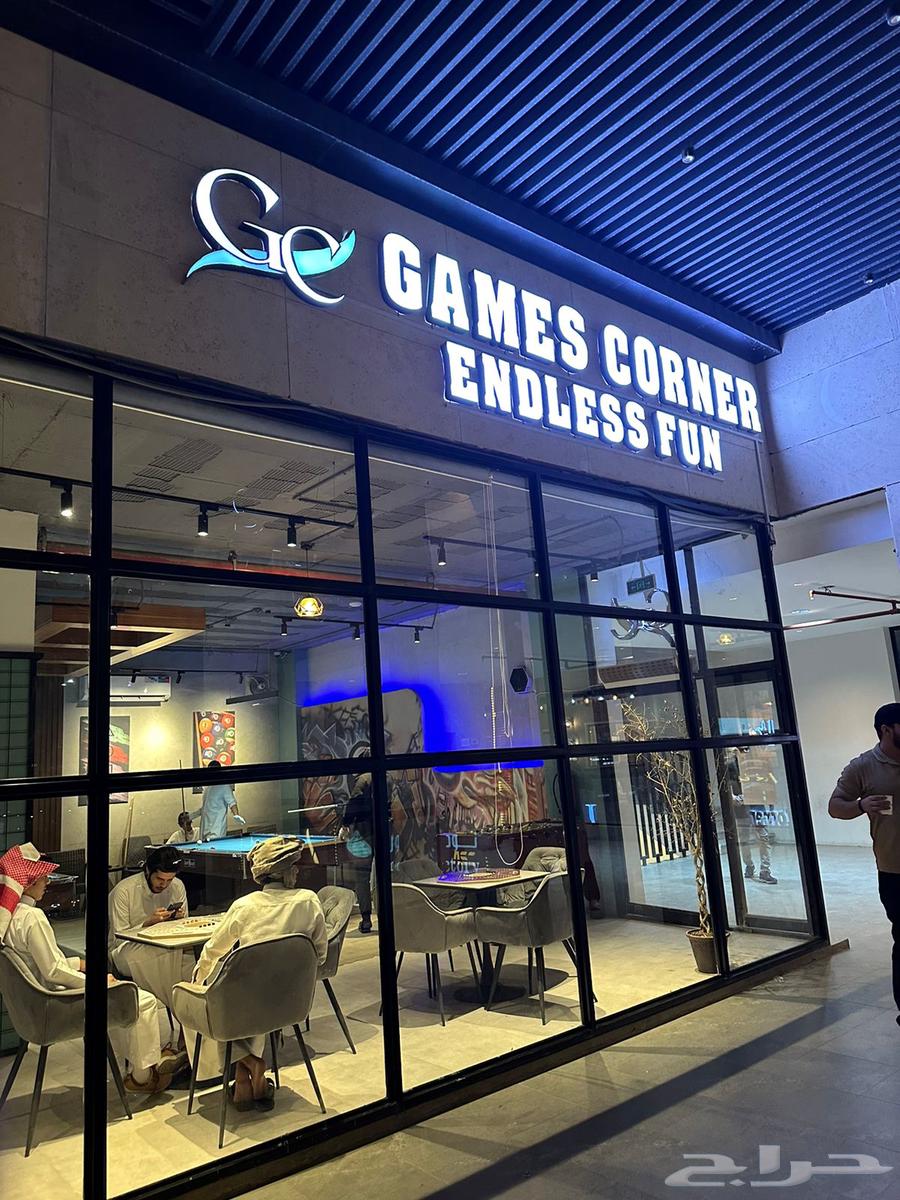 للتقبيل محل ألعاب في مجمع تجاري نشط (مباشر)64572735125634110