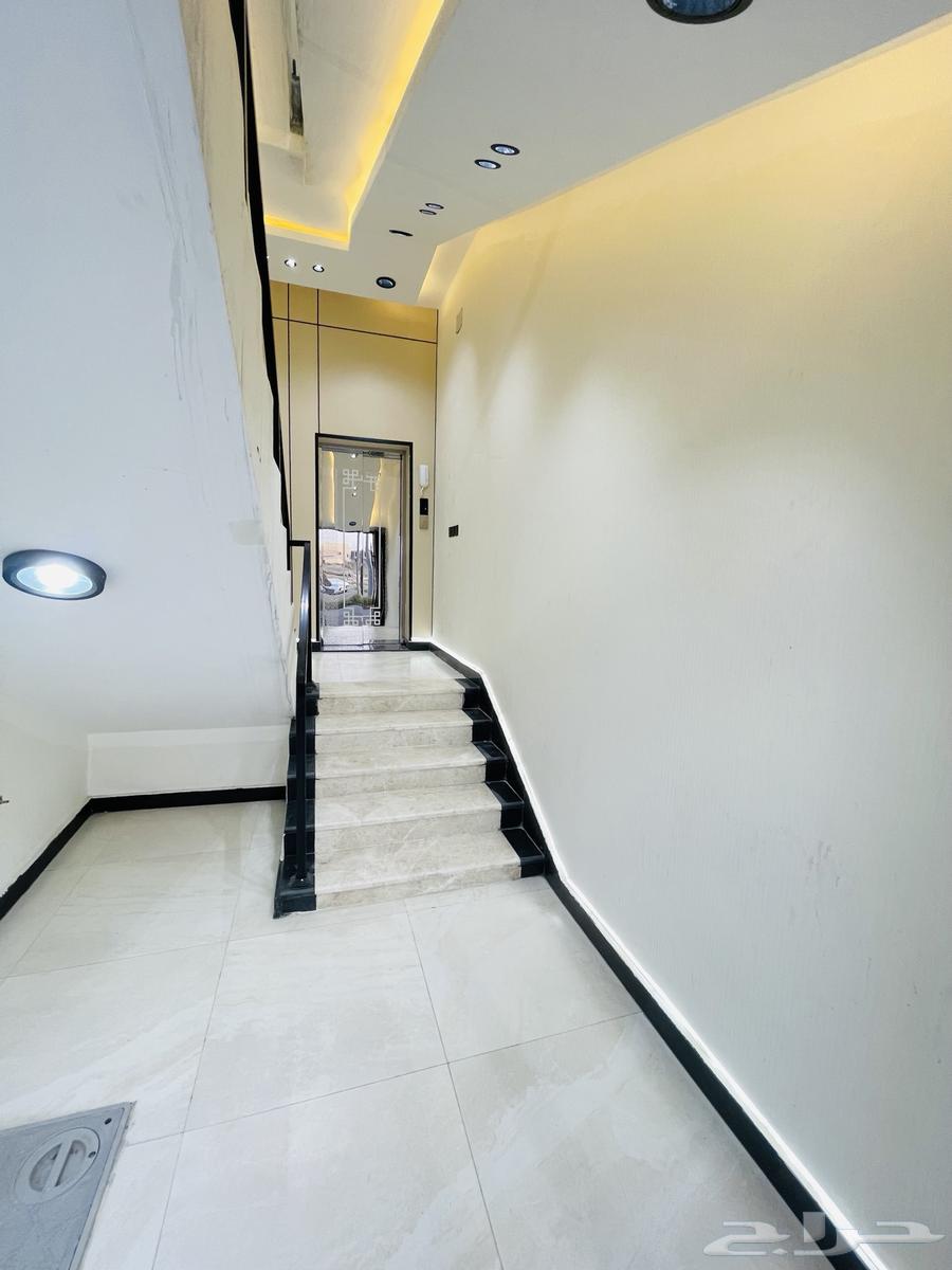 للبيع شقق تمليك علوي مع سطح موقع متميز جدا وسط الخدمات64572751403522111