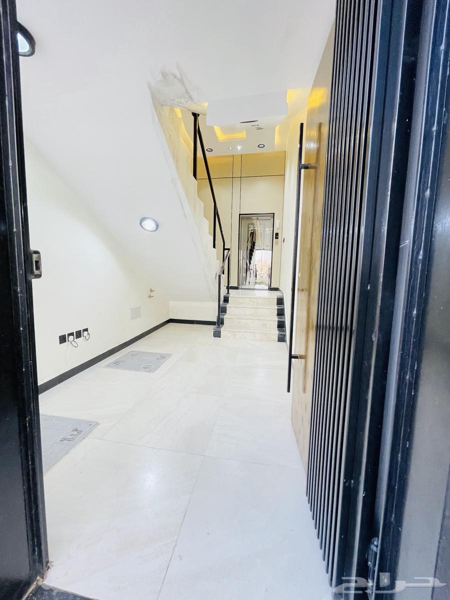 للبيع شقق تمليك علوي مع سطح موقع متميز جدا وسط الخدمات64572751403522110