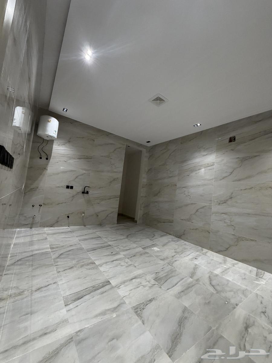 للبيع ادوار أرضيه وعلويه. معا الشقه بسعر مناسب جنوب الرياض64572768633985112