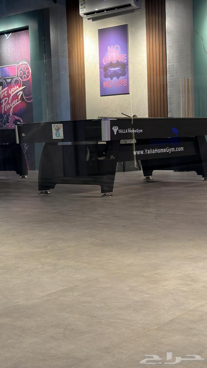 للتقبيل محل ألعاب في مجمع تجاري نشط (مباشر)64572735125634113