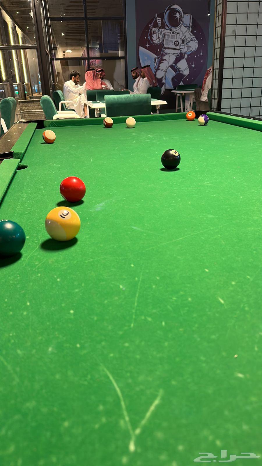 للتقبيل محل ألعاب في مجمع تجاري نشط (مباشر)64572735125634111