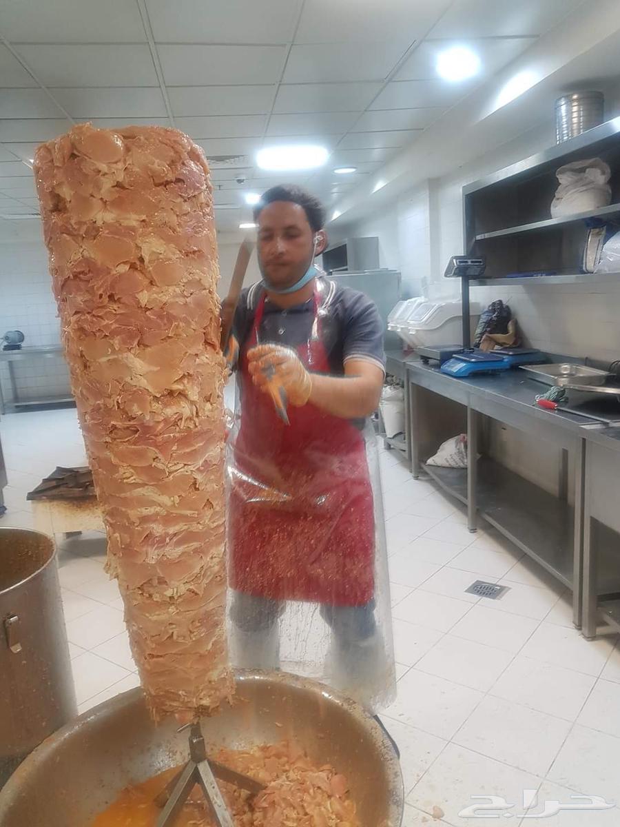 معلم شاورما خبره طويله اقامه موجود كرت بلديه موجود64582454877442110