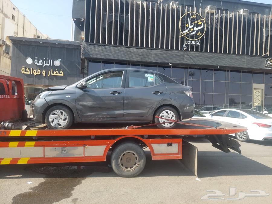 Hydraulic flatbed for transporting all types of vehicles, towing stuck cars64582388365569112