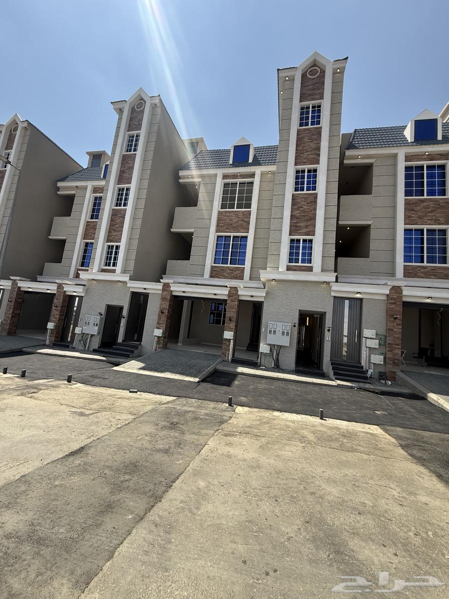 Land for sale with yard and upper apartments with private roof in Al Tahliya, Khamis Mushait64582386986625111