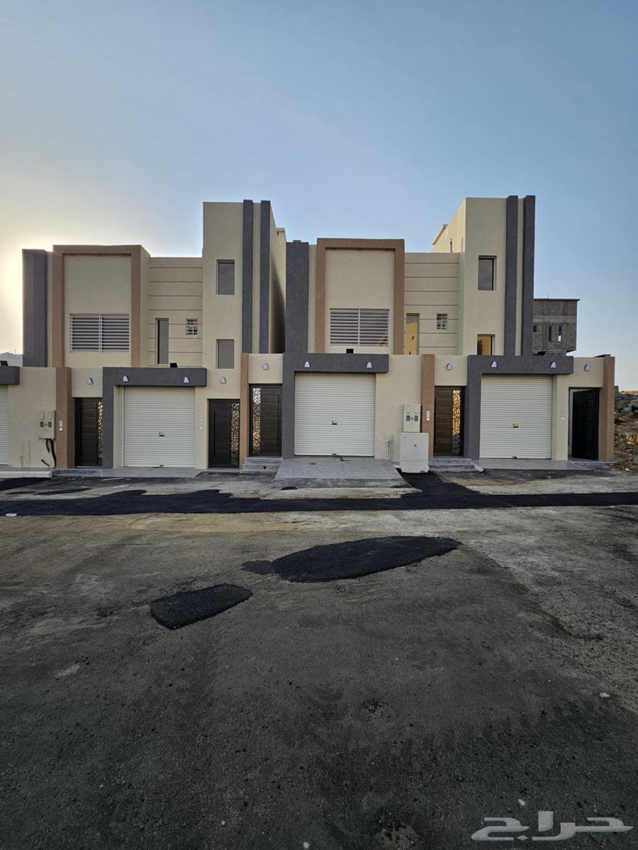 للبيع شقه ارضيه ببايكة سيارة وحوش وسيع ف ابها حي الزهور64582355874947110