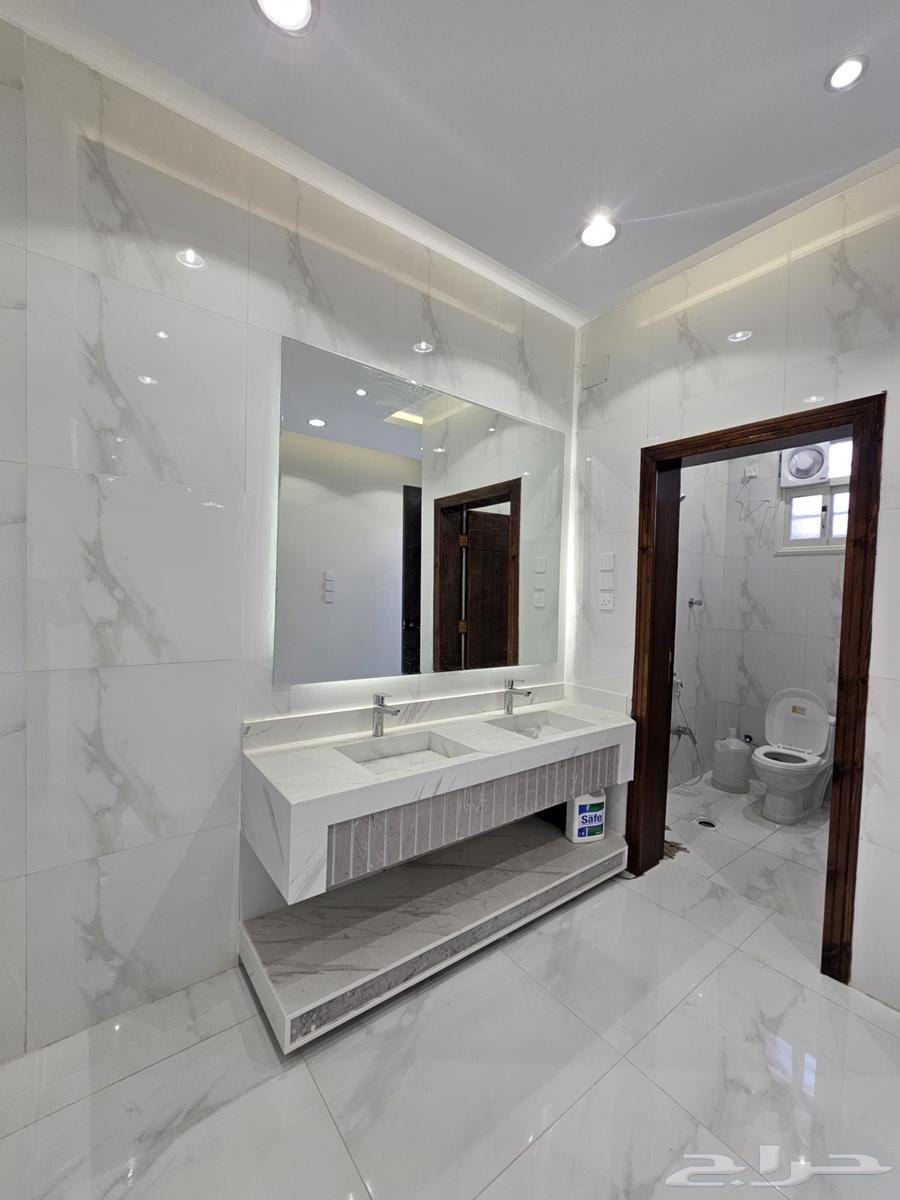 للبيع شقه ارضيه ببايكة سيارة وحوش وسيع ف ابها حي الزهور64582355874947114