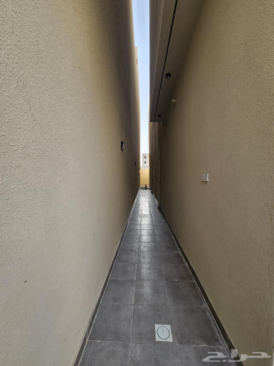 للبيع شقه ارضيه ببايكة سيارة وحوش وسيع ف ابها حي الزهور64582355874947112