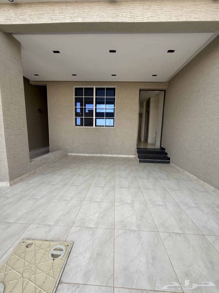 Land for sale with yard and upper apartments with private roof in Al Tahliya, Khamis Mushait64582386986625114