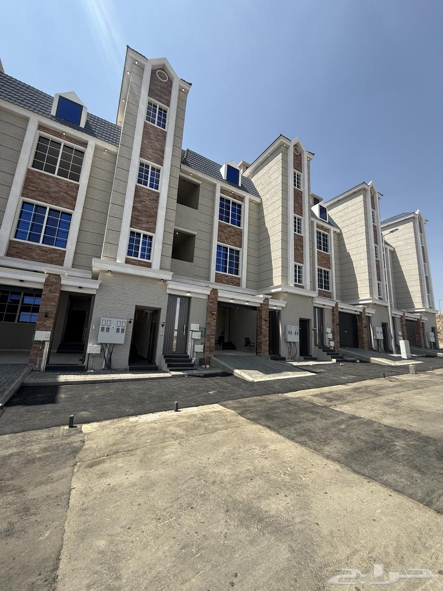 Land for sale with yard and upper apartments with private roof in Al Tahliya, Khamis Mushait64582386986625112