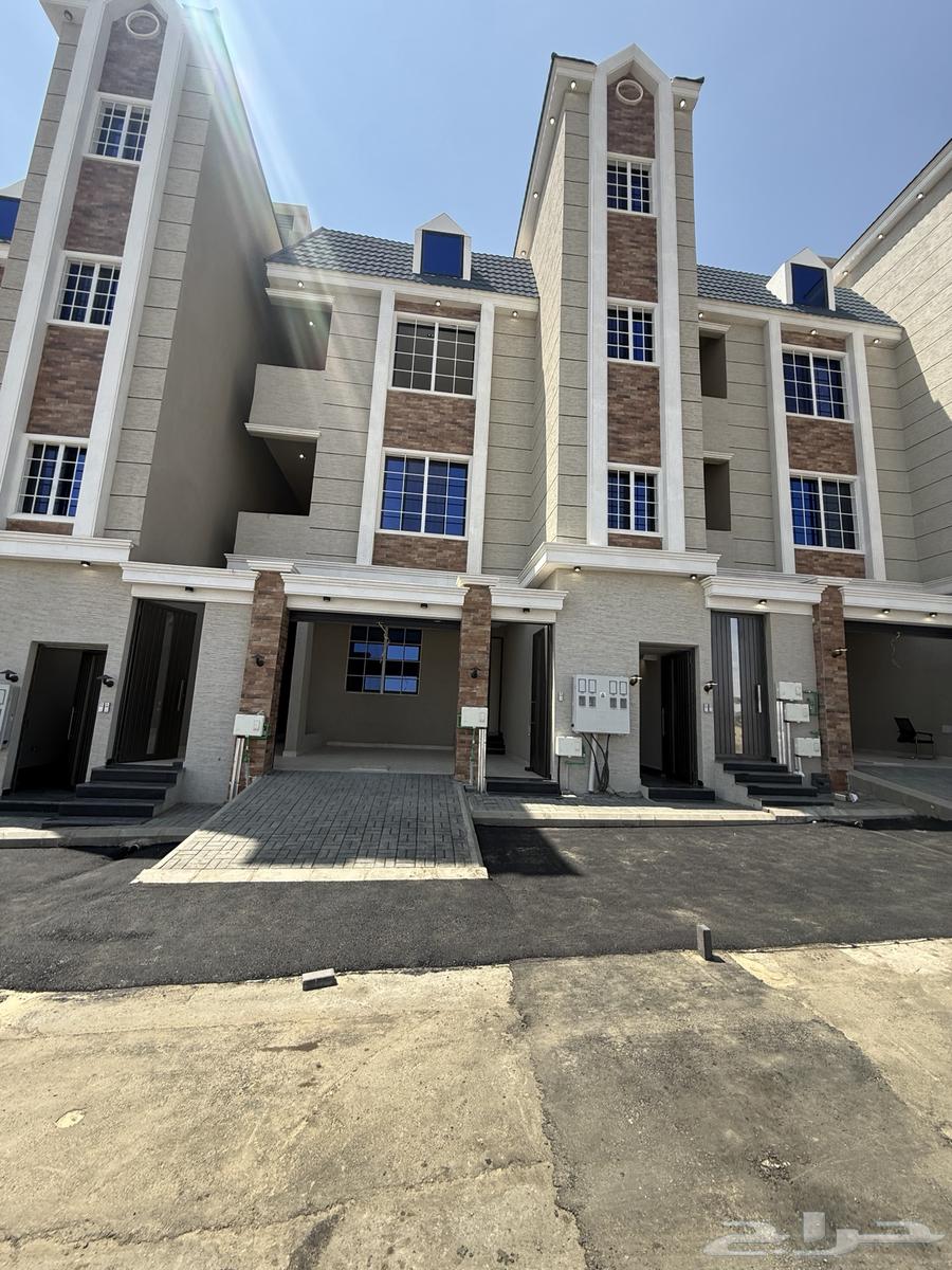 Land for sale with yard and upper apartments with private roof in Al Tahliya, Khamis Mushait64582386986625113