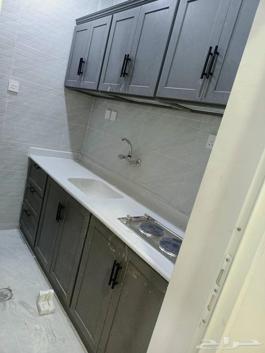 انا معلم المنيوم وابحث عن عمل معلم استركشل وسكريت ومطابخ وشب64582406090881110