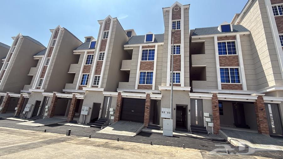 Land for sale with yard and upper apartments with private roof in Al Tahliya, Khamis Mushait64582386986625110