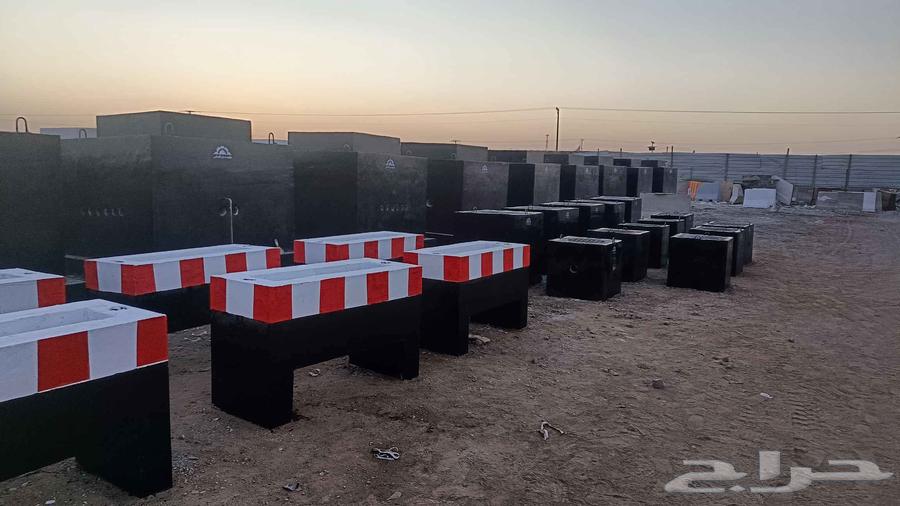 Concrete barriers, planters, lighting bases, decorative garden lights64582565922562110