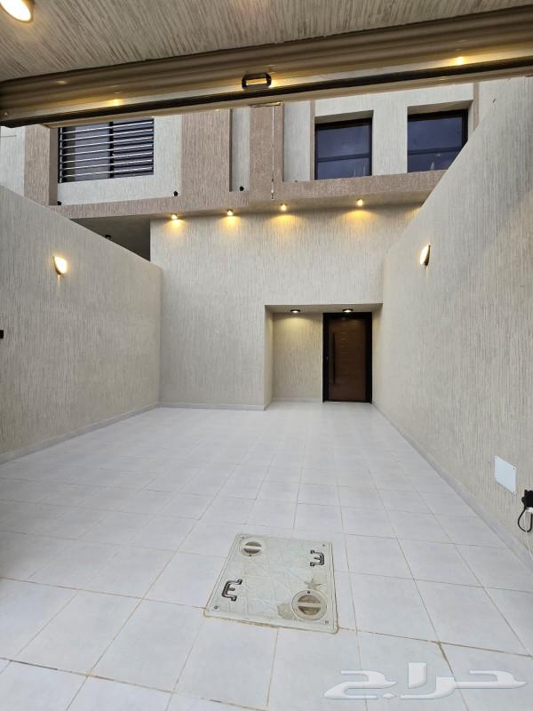 Top floor for sale with high-end finishing, car entrance in Al Mahallah, 700 thousand64582355889537113