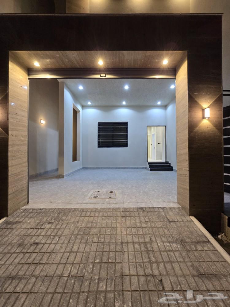 للبيع دور أرضي 6غرف VIP حوش ومدخل سياره 550ألف طريق الثمانين64582355866499112